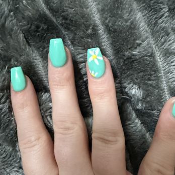 I Nails & Spa - Flower on right hand - Nail Salons Near Me - Hudson, Wisconsin