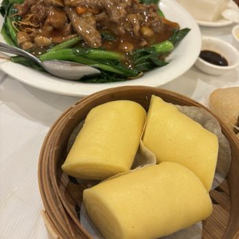 Asian Jewels Seafood Restaurant - Pam fried noodles with beef and a yellow sponge cake dessert - Seafood Near Me - Flushing, New York