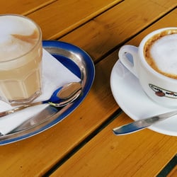 Cafecafe - Café cortado (links) vs. Flat White