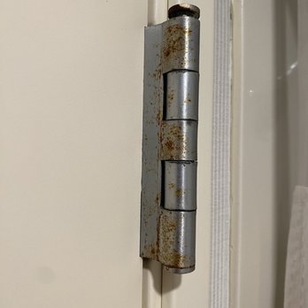 Courtyard by Marriott Valdosta - Rusty door hinge in the bathroom. How luxurious - Hotels Near Me - Valdosta, Georgia Courtyard by Marriott Valdosta - Rusty door hinge in the bathroom. How luxurious - Hotels Near Me - Valdosta, Georgia