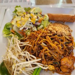 Thai Mekong - Lunch special 1: Phad Thai (chicken with 4 stars), salad and egg roll.