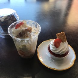 Smashcake = Sangria Cupcake + Coconut Avacodo Ice-cream + Guava Ice-cream. Then a cheesecake pie and a chocolate creme cupcake in the back.