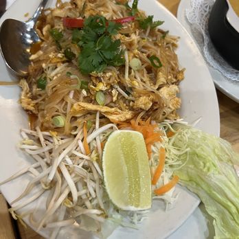Coco Thai Cuisine - Shrimp chicken pad thai - Thai Near Me - Orlando, Florida Coco Thai Cuisine - Shrimp chicken pad thai - Thai Near Me - Orlando, Florida