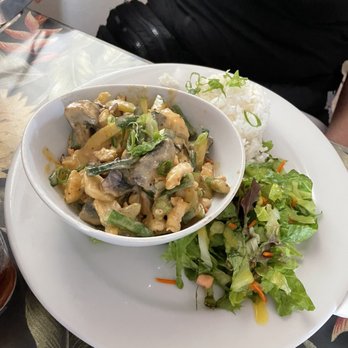 Kaleo's Bar and Grill - Chicken Thai curry - Hawaiian Near Me - Pahoa, Hawaii Kaleo's Bar and Grill - Chicken Thai curry - Hawaiian Near Me - Pahoa, Hawaii