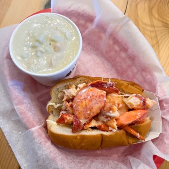 Luke's Lobster Downtown Crossing - Truffle Lobster Roll & Clam Chowder | 10/30/2022 - Seafood Near Me - Boston, Massachusetts Luke's Lobster Downtown Crossing - Truffle Lobster Roll & Clam Chowder | 10/30/2022 - Seafood Near Me - Boston, Massachusetts
