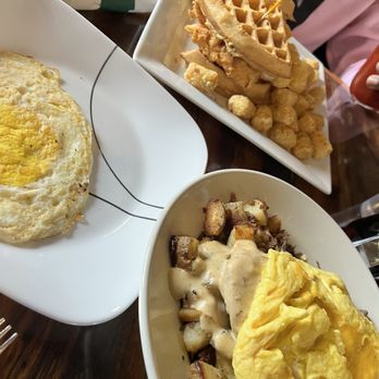 Hoppy Pig - Hillbilly Biscuits & Gravy & Chicken & Bacon Waffle Sliders - Gastropubs Near Me - Bradley, Illinois