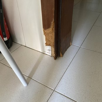 LisbonBreaks - Water-damaged door jams - Apartments Near Me - Lisbon, 11