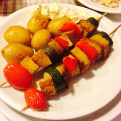 Spiedini di Seitan, patate a forno con erbe D'arrosto e insalata russa