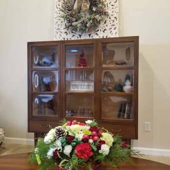 Tehachapi Flower Shop - Centerpiece from The Flower Shop, Perfect display for this holiday season! - Florists Near Me - Tehachapi, California