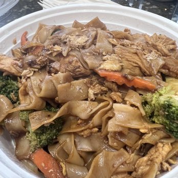 Pop Thai Restaurant - Pad see ew - Thai Near Me - Orlando, Florida Pop Thai Restaurant - Pad see ew - Thai Near Me - Orlando, Florida