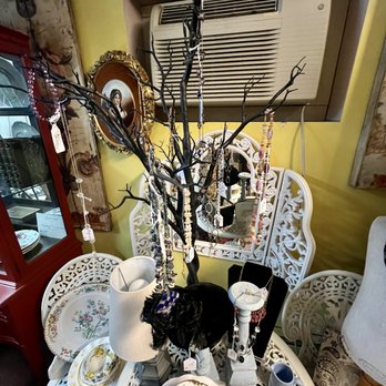 Marblehead Antiques - Antiques Near Me - Marblehead, Massachusetts