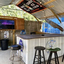 M&R Sports Lounge - Back Patio Bar