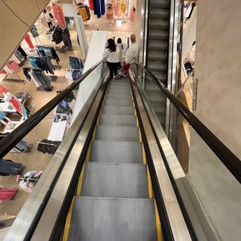 Dillard's - Dillard's Perimeter Mall Escalators - Department Stores Near Me - Atlanta, Georgia