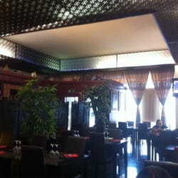 Wok & Sushi - Vari tavoli con l'entrata e bar.
