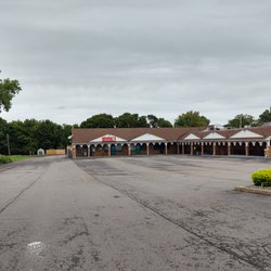Rubino's Italian Foods - Lots of parking space.