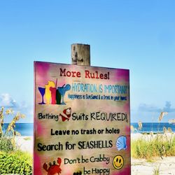Madeira Beach - Don't be Crabby Be Happy "la vie en rose" OuiOui.