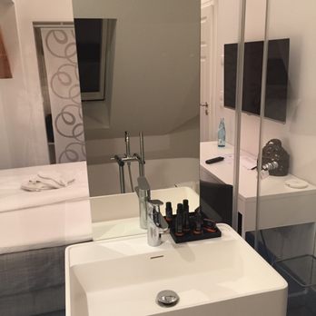 Villa Erlenbad - Blick vom Bad ins Zimmer - Hotels Near Me - Sasbach, BW