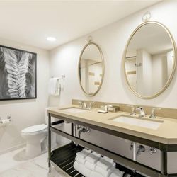 Galt House Hotel - Guestroom Bathroom
