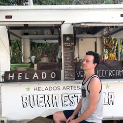 Buena Estrella - The exterior of the Buena Estrella cart.