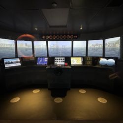 香港海事博物館 - Interactive bridge simulator for five people. Very realistic.