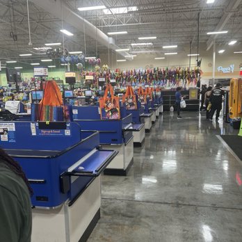 El Super - Nice clean building and shiny clean floors - Grocery Near Me - Inglewood, California