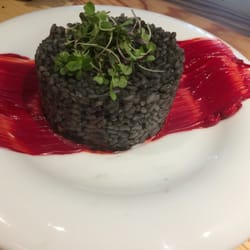 Ferrara Bar Gastronomía - Aro negro con calamares y óleo de alioli rojo