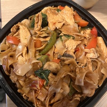 Bangkok Thai Restaurant - Drunken Noodles Dinner - Chinese Near Me - Stow, Ohio