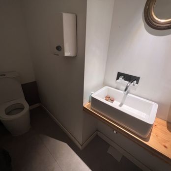 De Pedra e Sal - Bathroom, small but clean. - Portuguese Near Me - Setúbal, 15
