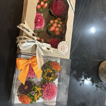 The Blooming Cupcake - Chocolate cupcakes and vanilla cupcakes. - Cupcakes Near Me The Blooming Cupcake - Chocolate cupcakes and vanilla cupcakes. - Cupcakes Near Me