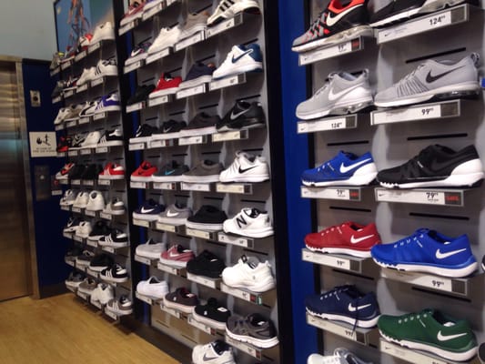 DICK'S Sporting Goods by null