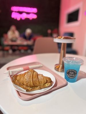 C'est La Vie Cafe by null