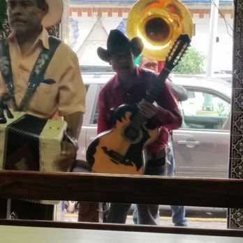 Birrieria Guadalajara - Musicians doing the "hustle".   I've had the pleasure of listening to some amazing & talented ppl. Wish they had a gr8tr opportunity. - Mexican Near Me - Tijuana, BCN
