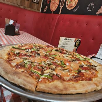 Gianna's Pizza - Medium 14-inch Pizza with Pepperoni, Mushroons, Tomatoes, & Green Peppers - Pizza Near Me - Las Vegas, Nevada