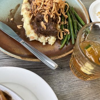 The Kensington Pub - Short Ribs and mashed potatoes - Pubs Near Me - Calgary, Alberta The Kensington Pub - Short Ribs and mashed potatoes - Pubs Near Me - Calgary, Alberta