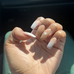 Lynn's Nail Salon - This is nothing like the mf picture