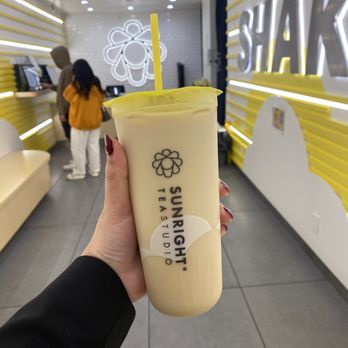 Sunright Tea Studio - Burlingame - White peach oolong milk tea - Bubble Tea Near Me - Burlingame, California