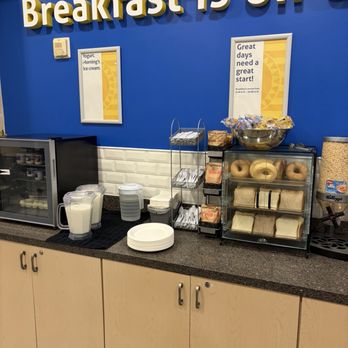 Days Inn & Suites - Breakfast area - Hotels Near Me - Collingwood, Ontario