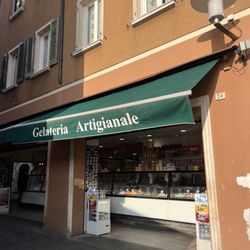 Gelateria Artigianale Famiglia Peschiera - Front entrance