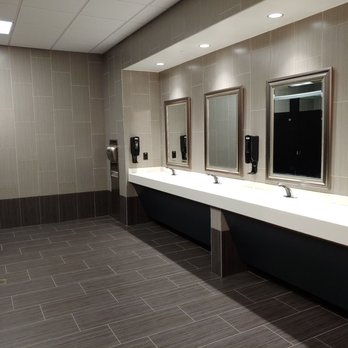 YouFit Gyms - Locker room - Gyms Near Me - Dania Beach, Florida