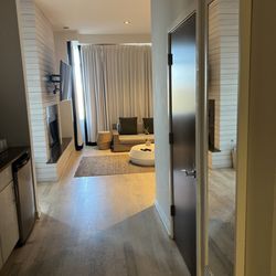 Bungalow Hotel - Beautiful room. Very spacious.