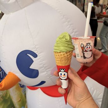 MIXUE - Strawberry MIXUE Shake草莓摇摇奶昔 and Matcha Soft Serve - Bubble Tea Near Me - New York, New York