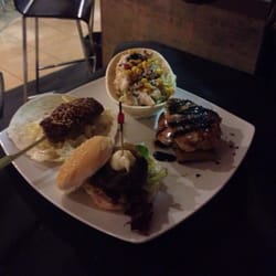 La Tinta Roja - Mini hamburguesa, brocheta de cordero, cajita de pollo y solomillo al Pedro ximenez