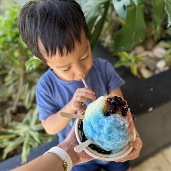 Lahaina Shave Ice - A cute Keiki drinking from the Keiki size - Desserts Near Me - Honolulu, Hawaii Lahaina Shave Ice - A cute Keiki drinking from the Keiki size - Desserts Near Me - Honolulu, Hawaii