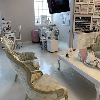 D'Licious Nails Nail Art Studio - Waiting area - Nail Salons Near Me - El Paso, Texas
