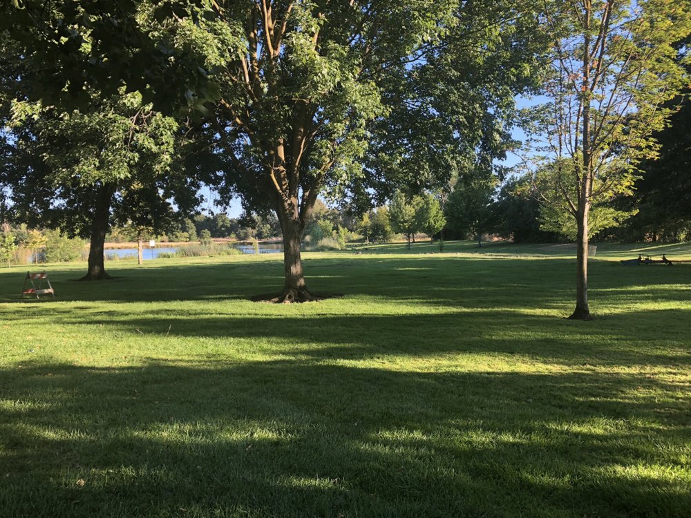 Parkway Oaks Park Logo