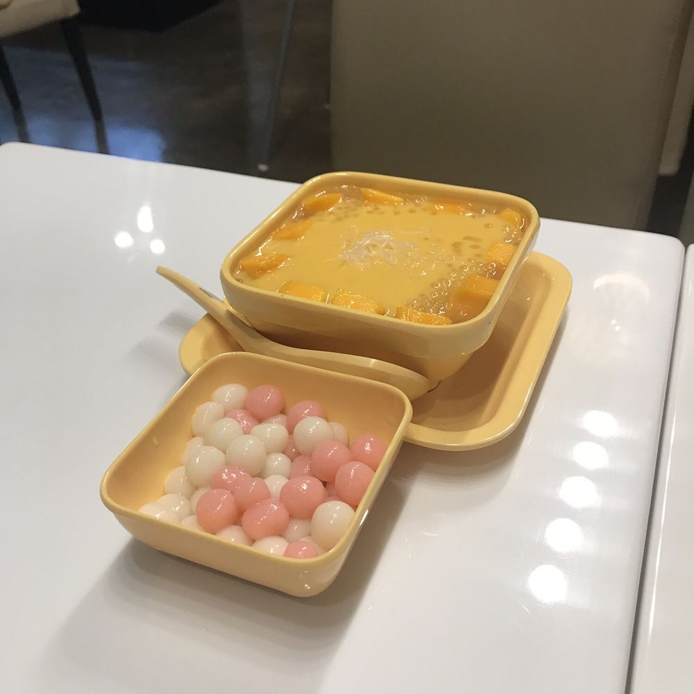 Mango pomelo sago + glutinous balls