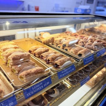 Mike's Pastry - Bakeries Near Me - Boston, Massachusetts