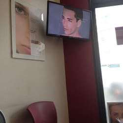 Dermalia - Vidéo de la salle d'attente montrant le vieillissement de la peau, ça fait flipper