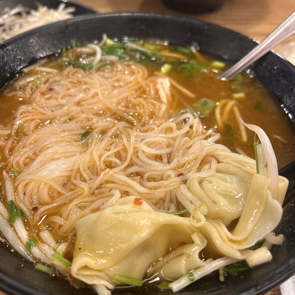 Wonton with rice noodle soup Wonton with rice noodle soup