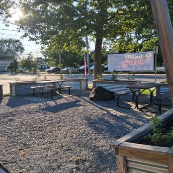 Buns & Bubbles - Outdoor dining area - Burgers Near Me - Deer Park, New York